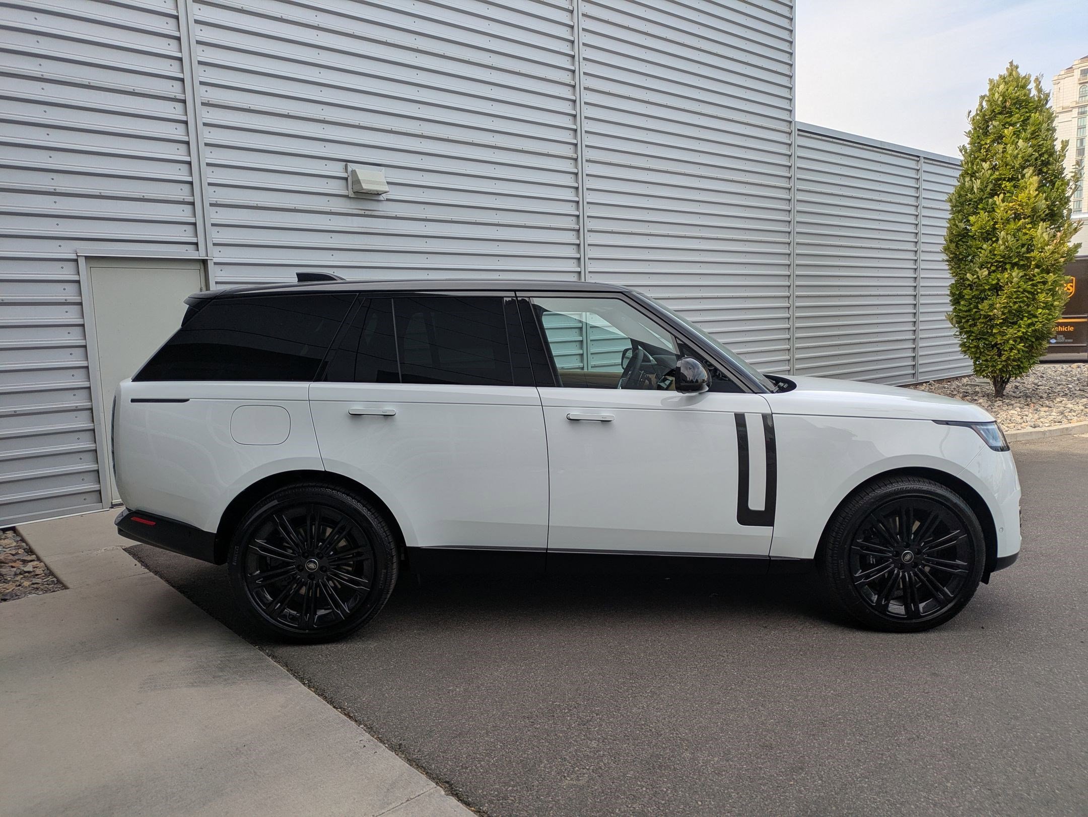 New 2025 Land Rover Range Rover SE image 6