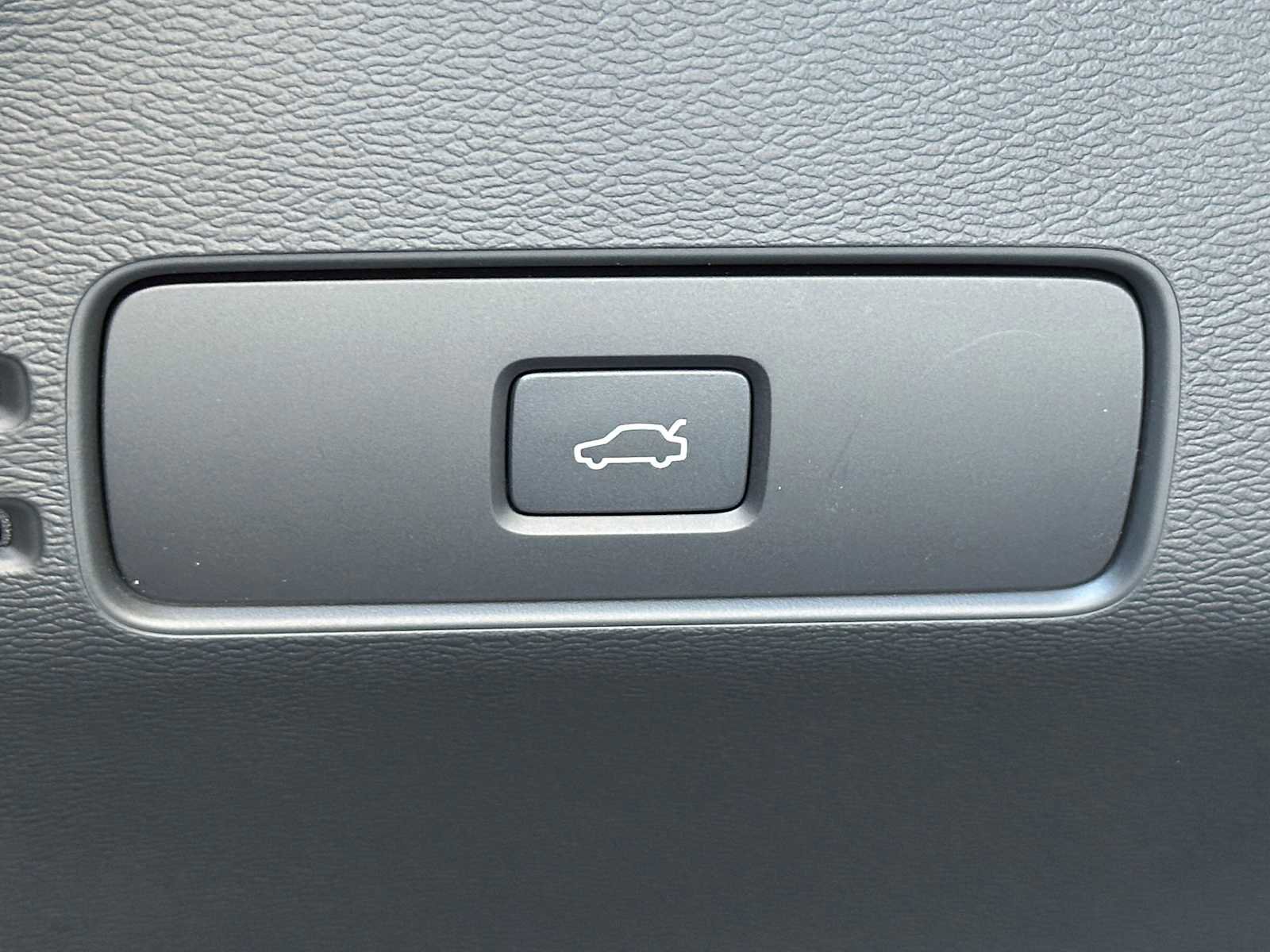 New 2025 Volvo XC40 B5 Ultra w/ Climate Package image 31