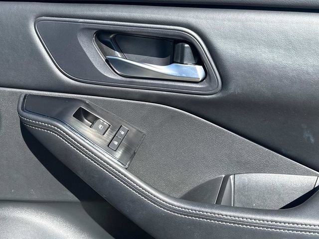 Used 2025 Nissan Rogue SV FWD image 20