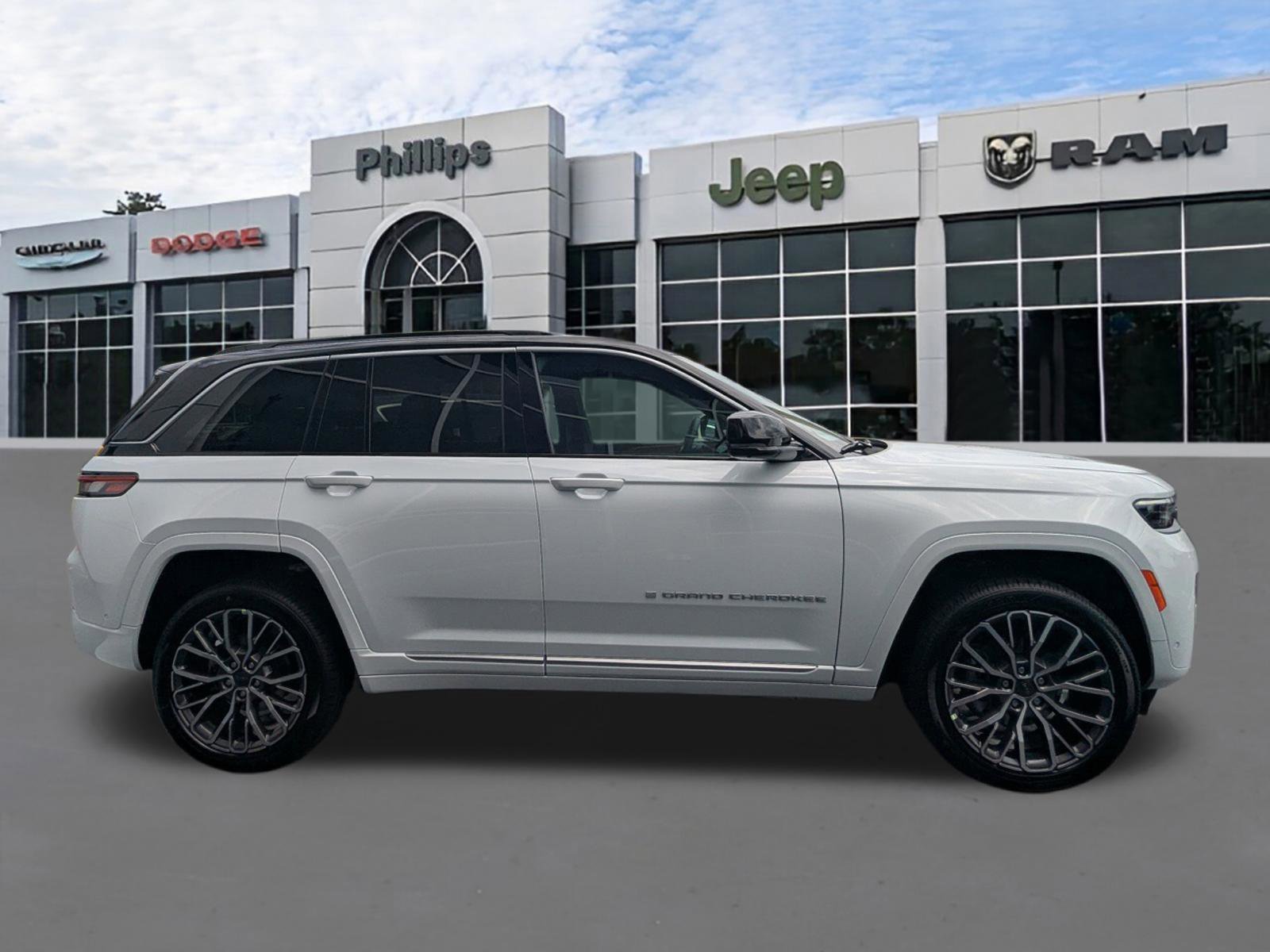 New 2026 Jeep Grand Cherokee Summit AWD/4WD image 2