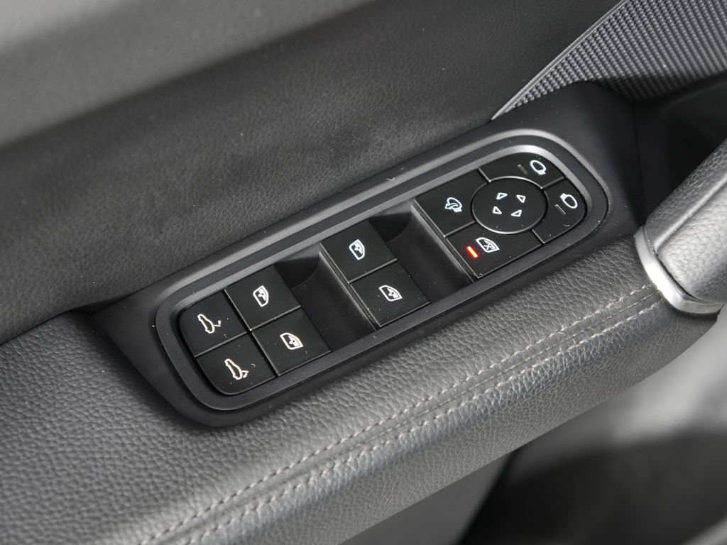 Certified 2023 Porsche Cayenne AWD/4WD image 18
