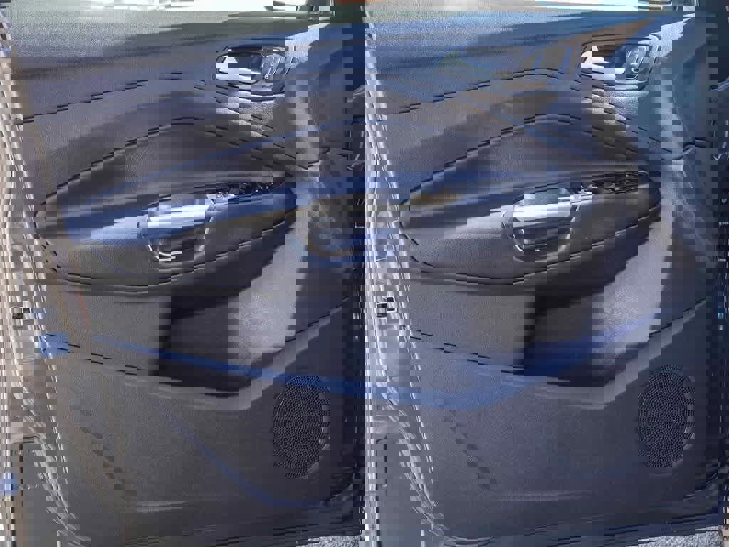 Used 2017 Ford C-MAX Energi Titanium image 19