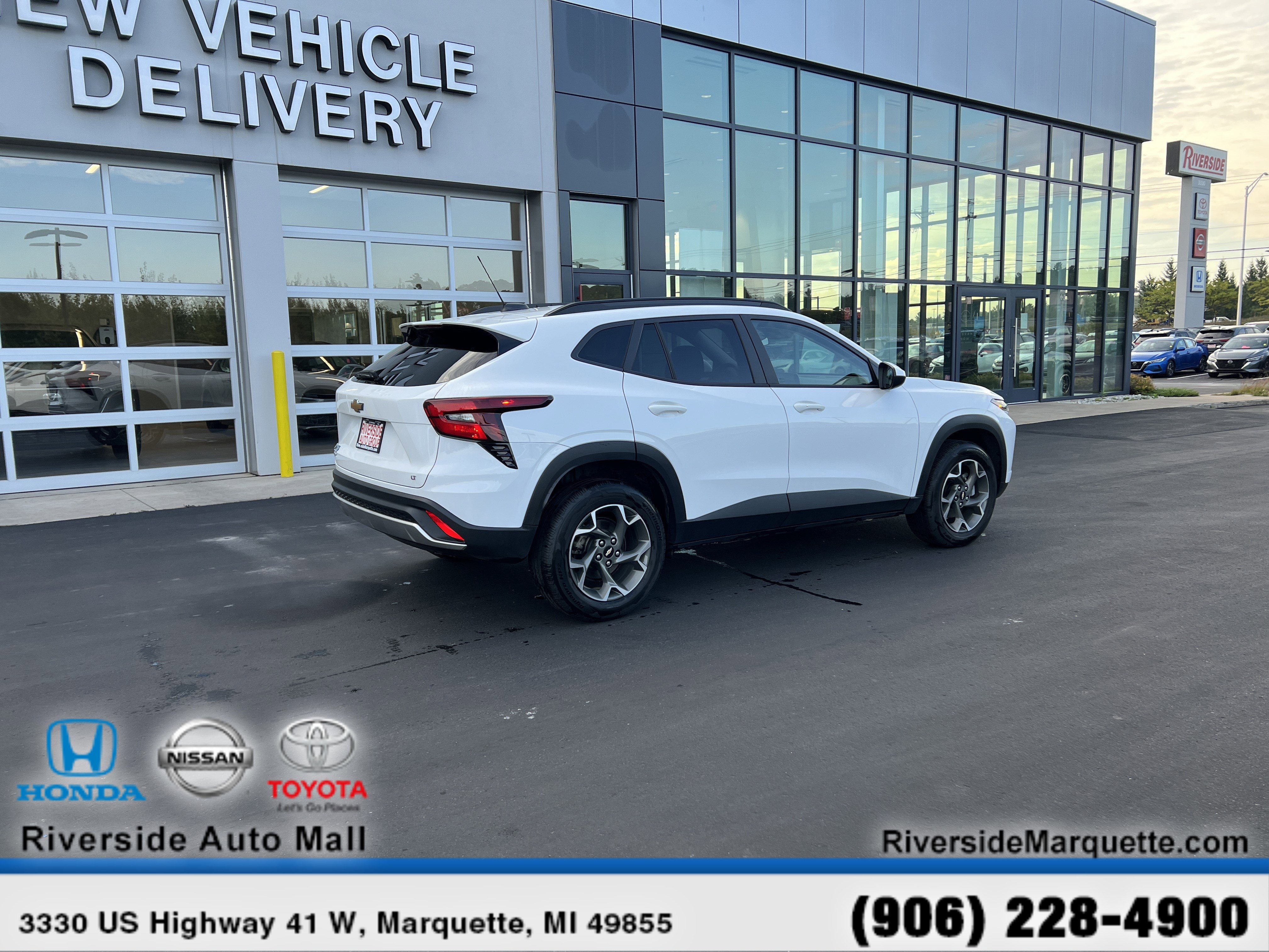 Used 2024 Chevrolet Trax LT w/ LT Convenience Package image 9