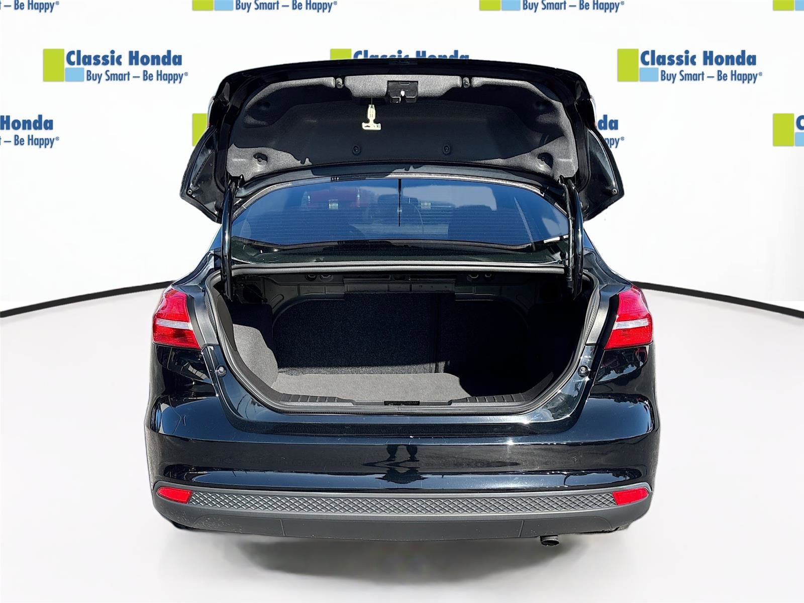 Used 2018 Ford Focus SE w/ SE Appearance Package image 27