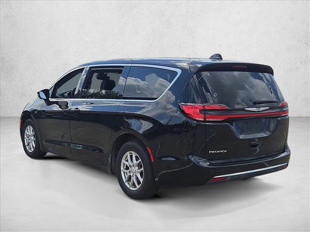 Used 2025 Chrysler Pacifica Select image 8