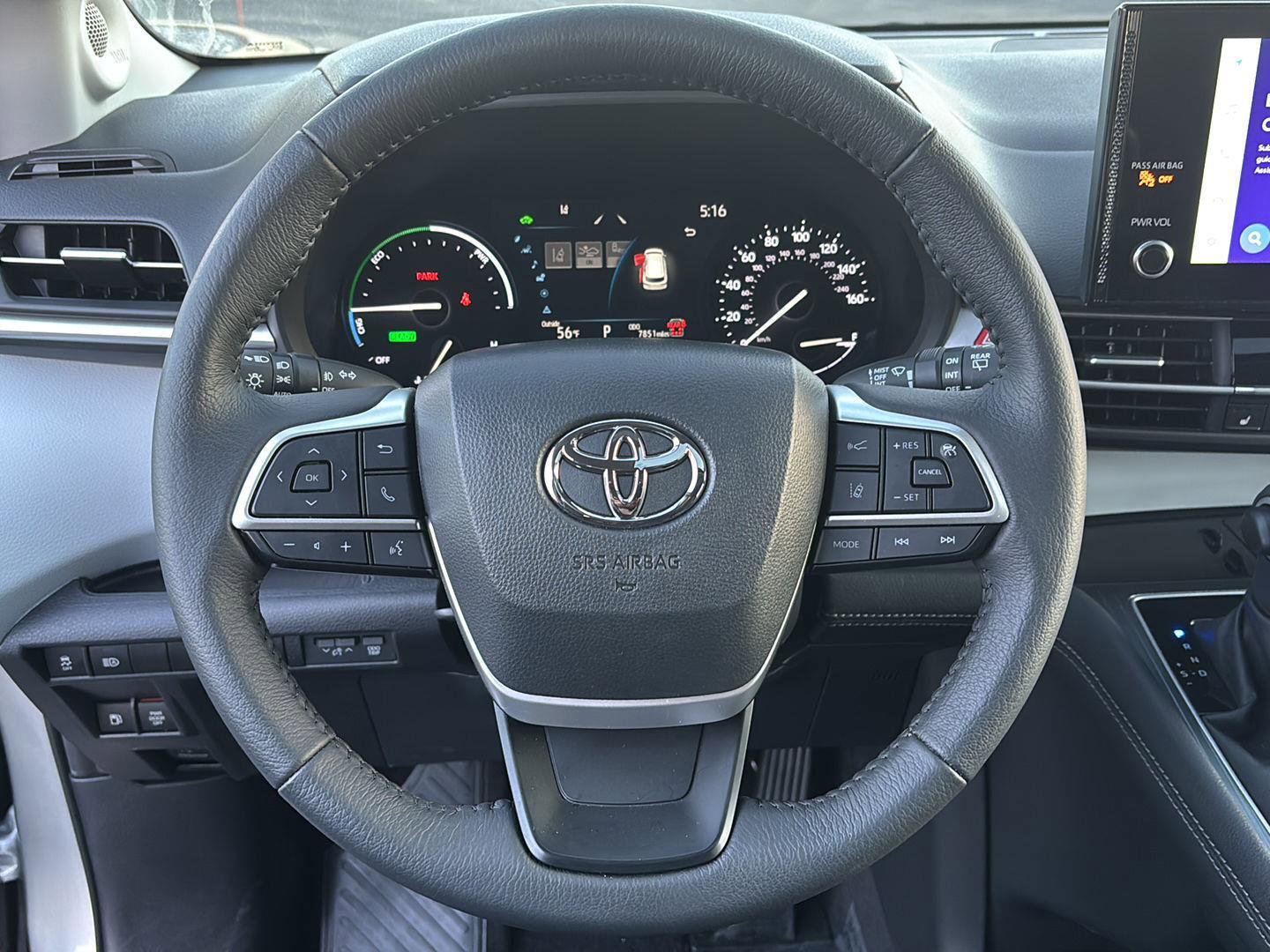 Used 2025 Toyota Sienna XLE w/ XLE Plus Package image 18