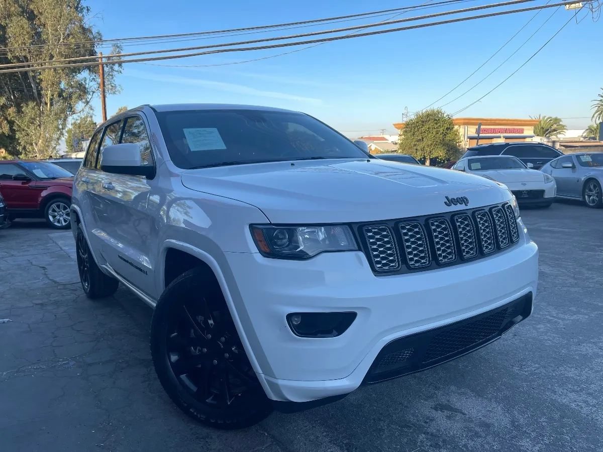 Used 2018 Jeep Grand Cherokee Altitude RWD image 3