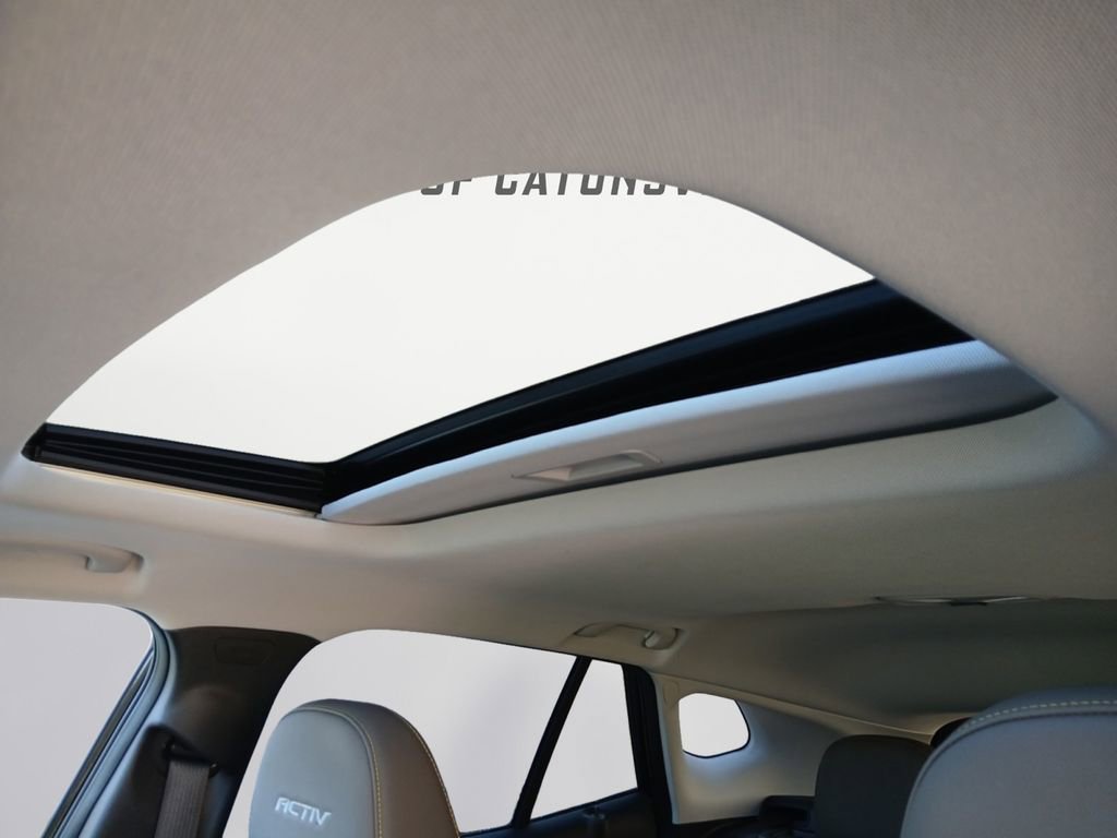 Used 2025 Chevrolet Trax ACTIV w/ Sunroof Package image 17