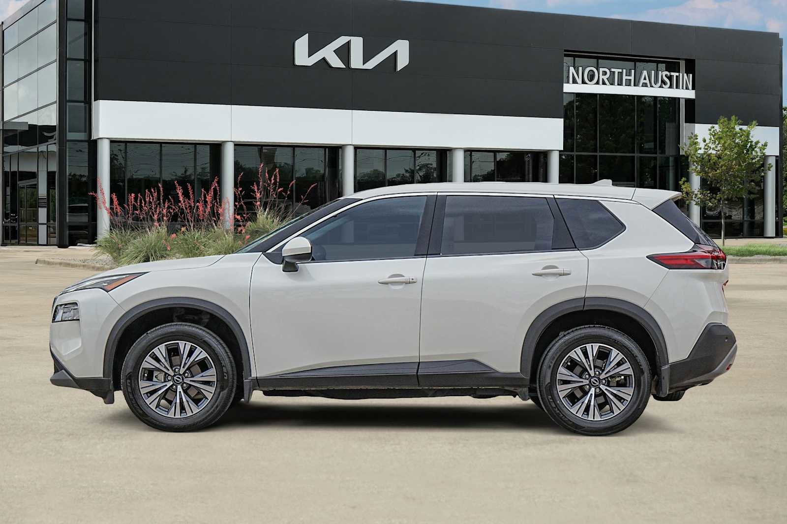 Used 2023 Nissan Rogue SV image 4