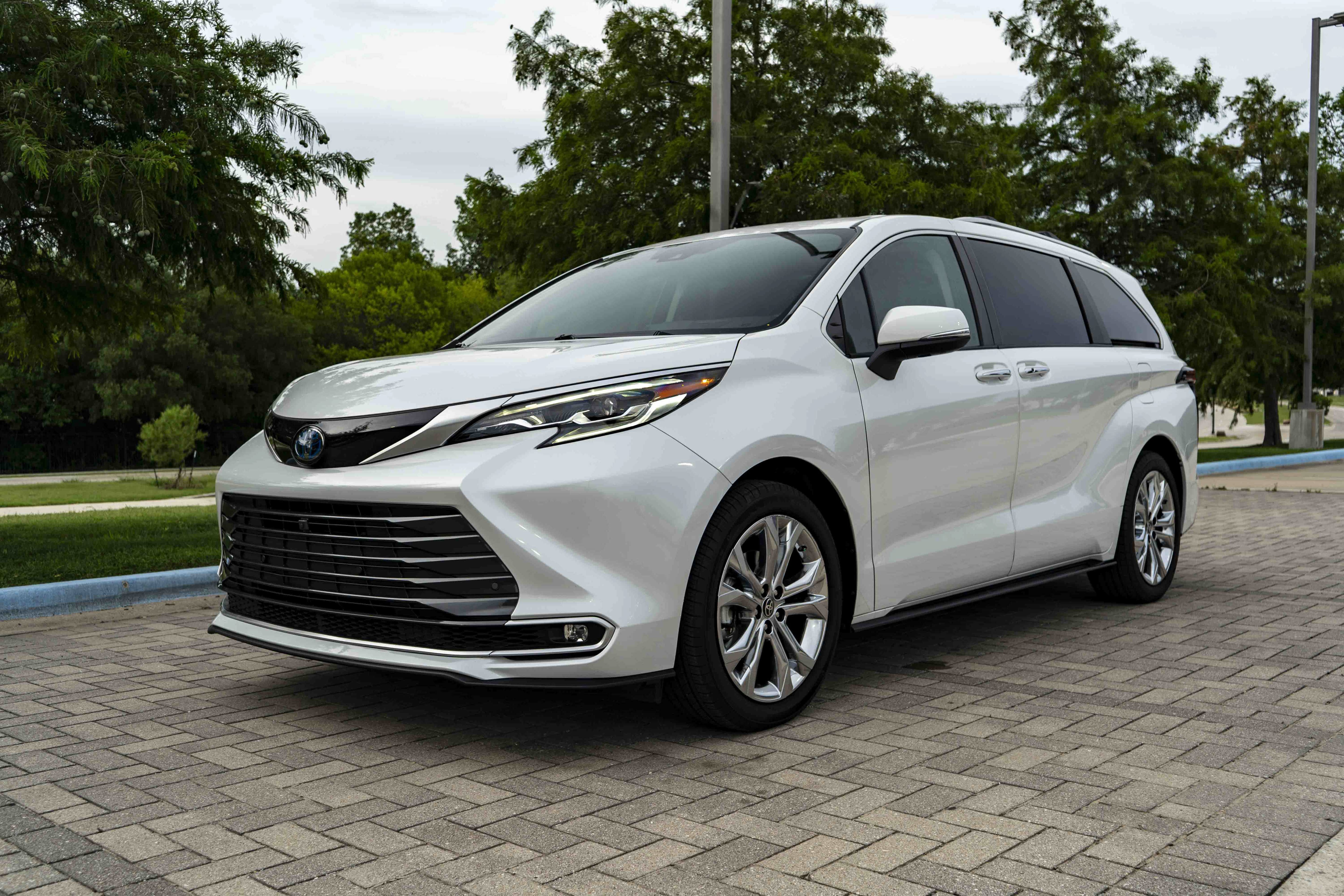 Used 2024 Toyota Sienna Platinum FWD image 5