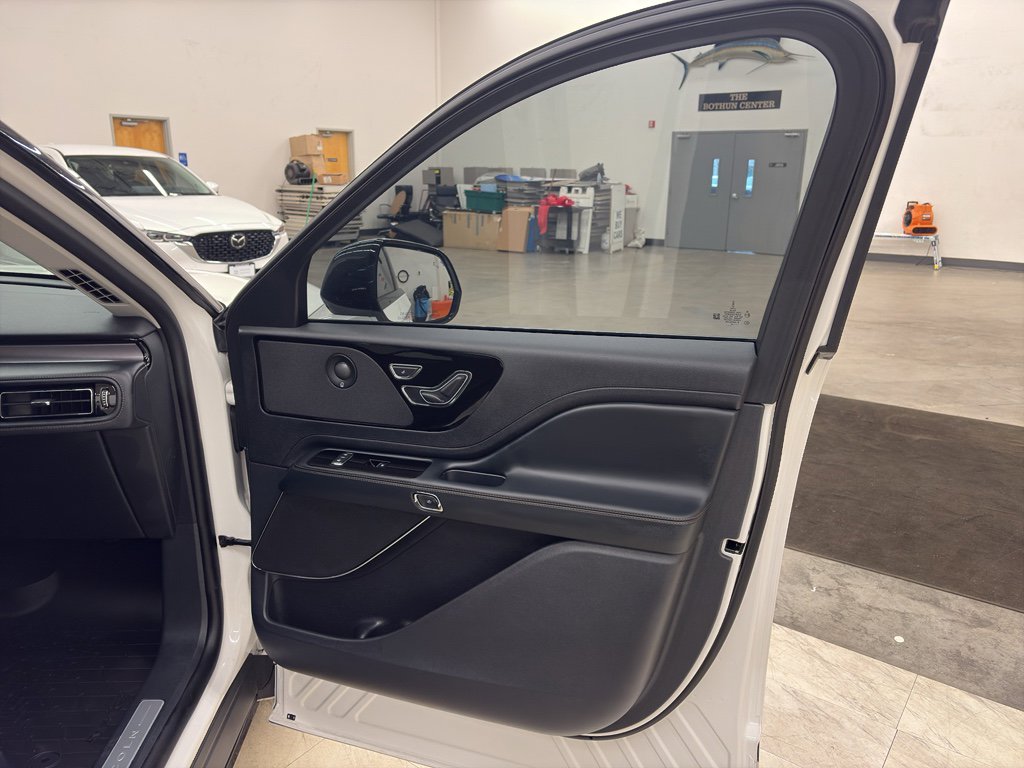 Used 2025 Lincoln Aviator AWD w/ Jet Appearance Package image 22