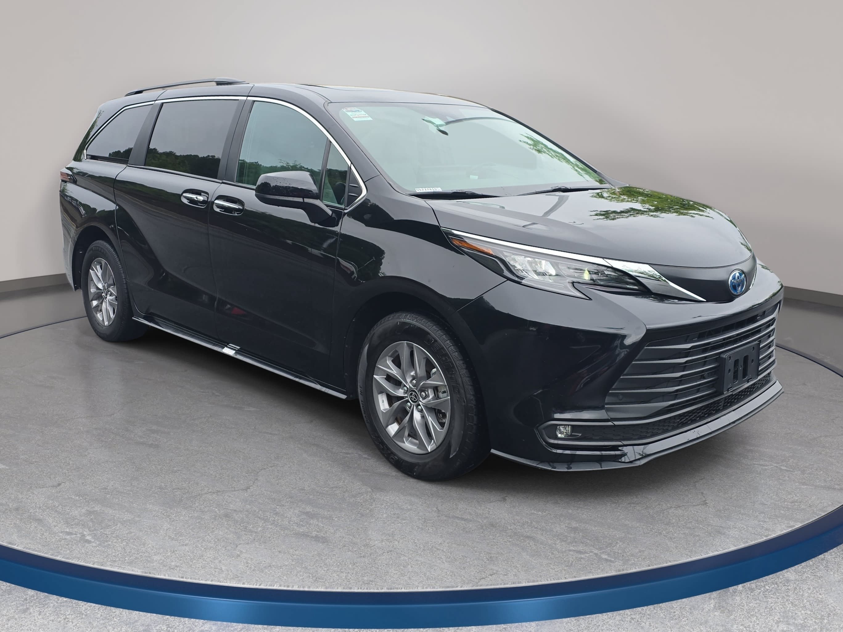 Used 2025 Toyota Sienna XLE FWD image 3