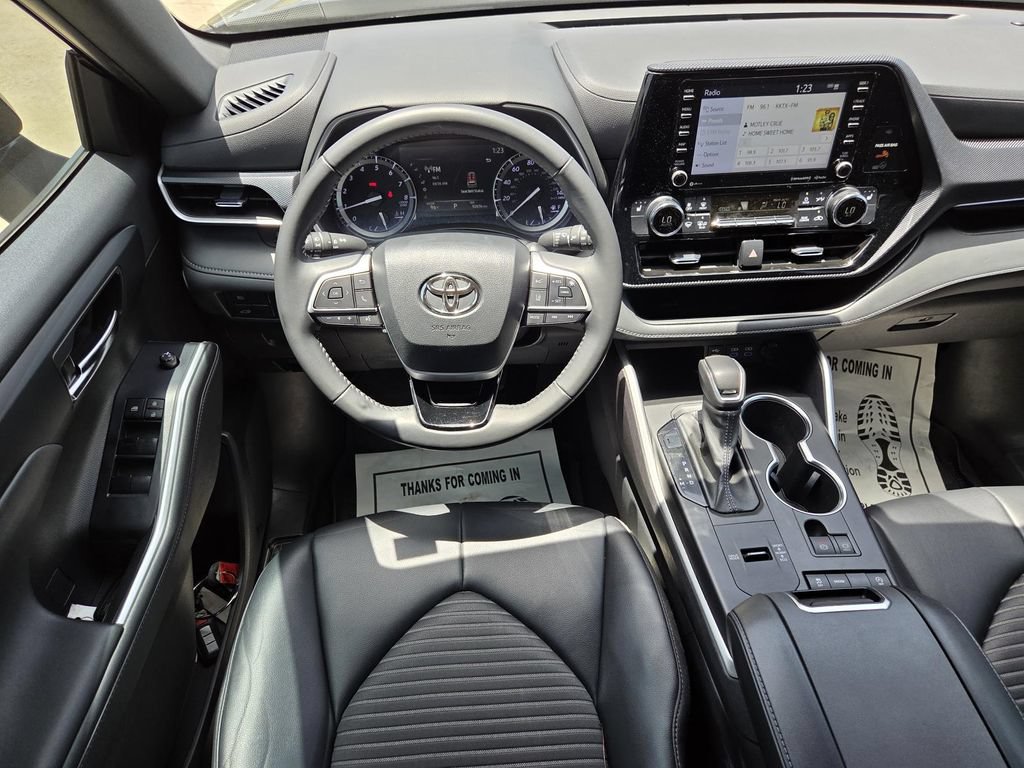Used 2022 Toyota Highlander XSE FWD image 10