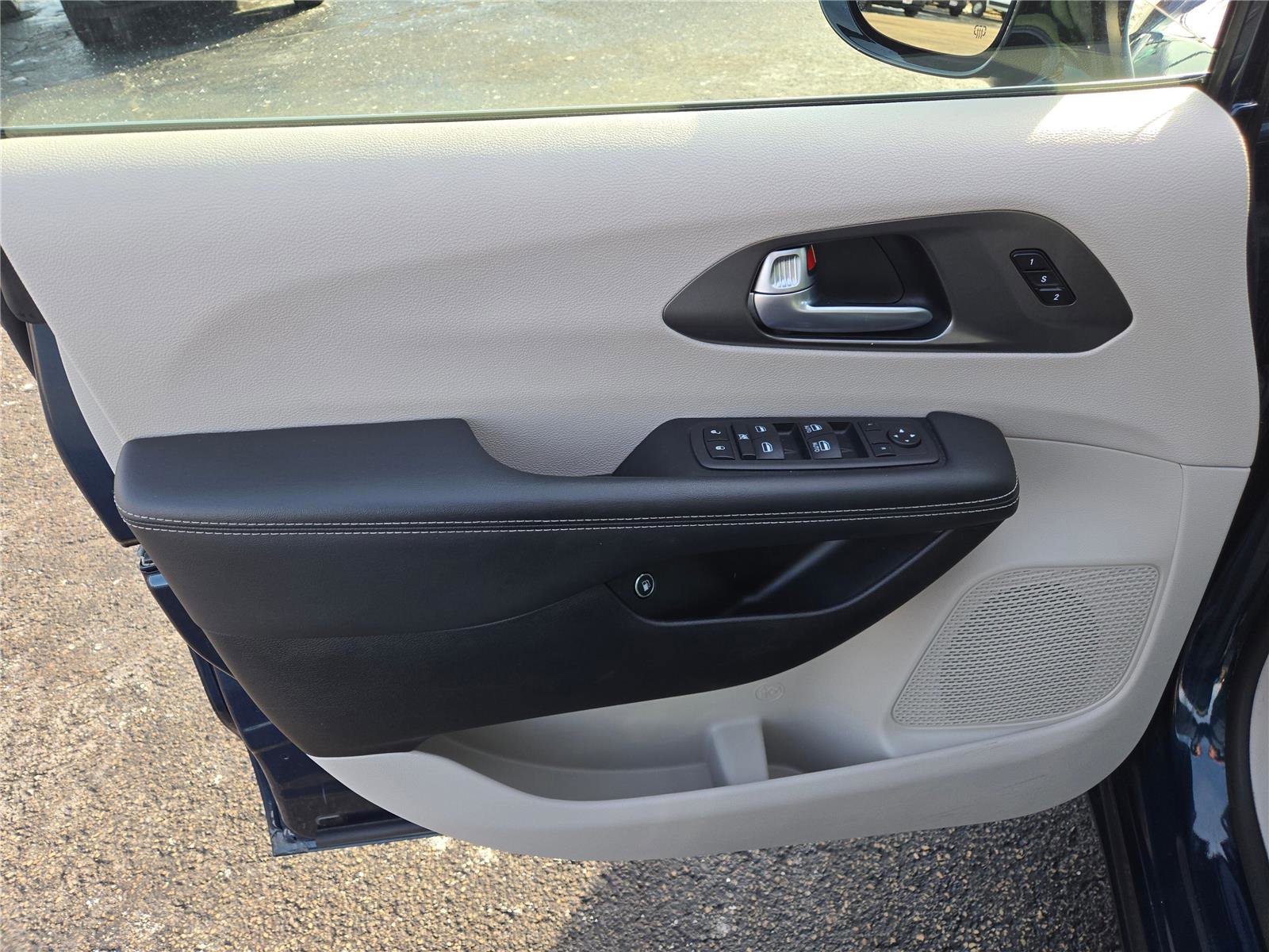 Certified 2024 Chrysler Pacifica Select image 23