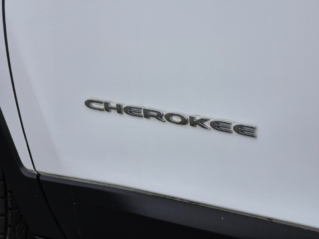 Used 2018 Jeep Cherokee Latitude w/ Safety Group AWD/4WD image 4
