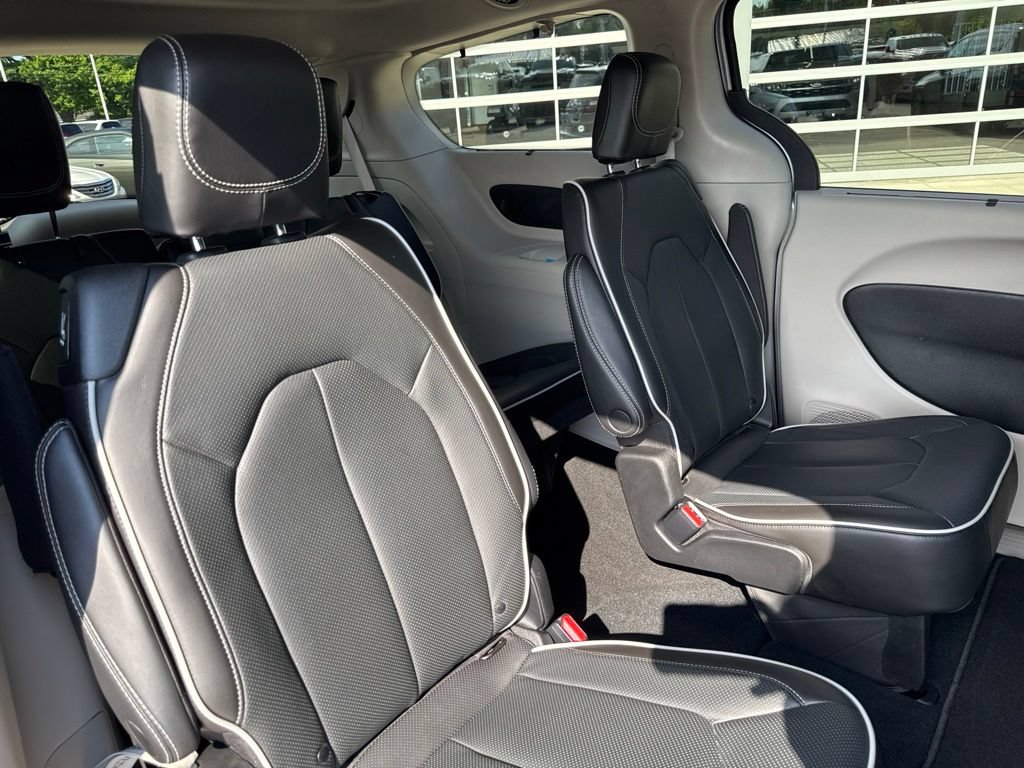 Used 2023 Chrysler Pacifica Limited AWD/4WD image 37