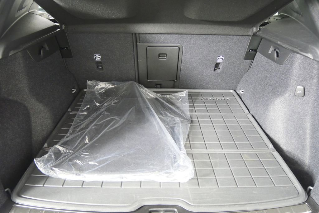 Used 2025 Volvo XC40 B5 Plus w/ Climate Package image 15