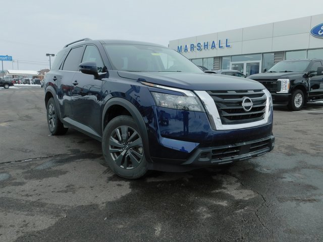 Used 2024 Nissan Pathfinder SV image 2