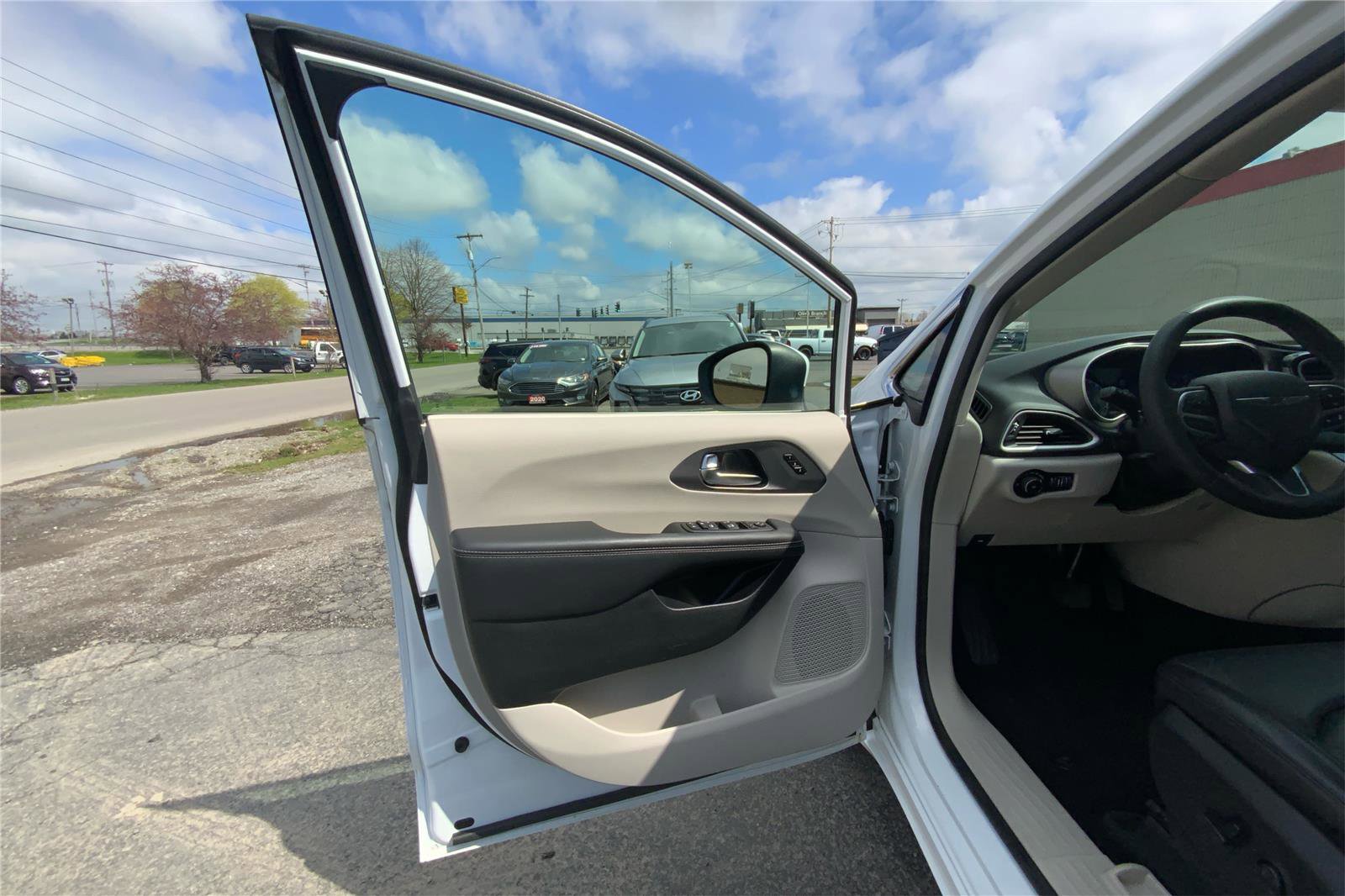 Used 2023 Chrysler Pacifica Touring-L FWD image 19