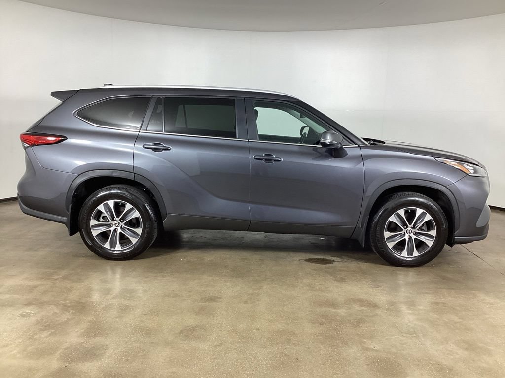 Used 2023 Toyota Highlander XLE AWD/4WD image 4