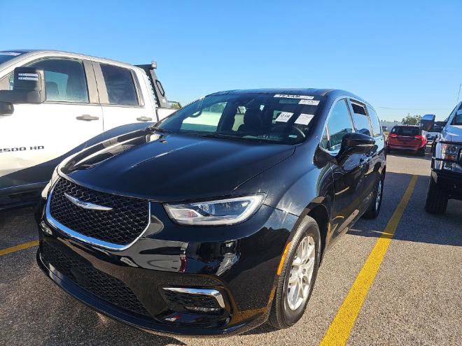 Used 2025 Chrysler Pacifica Select
