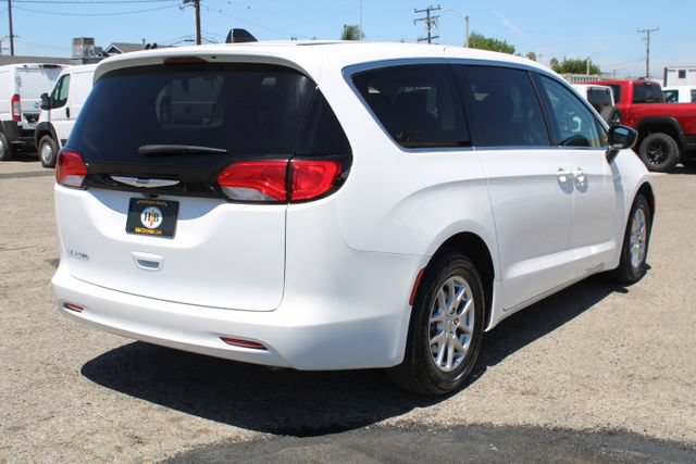 Used 2024 Chrysler Voyager LX FWD image 4