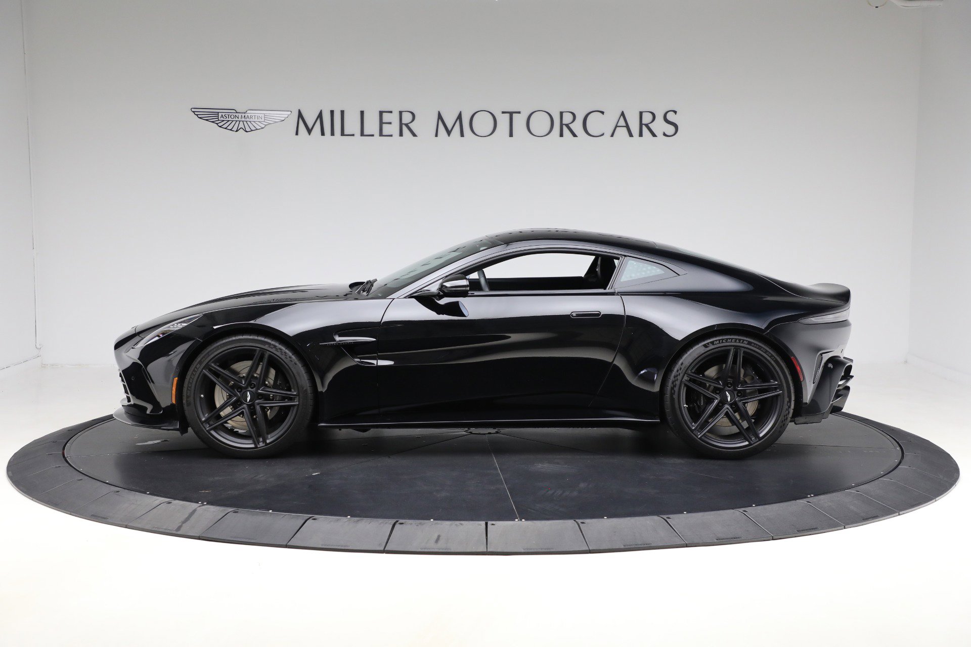 Used 2025 Aston Martin V8 Vantage Coupe image 3