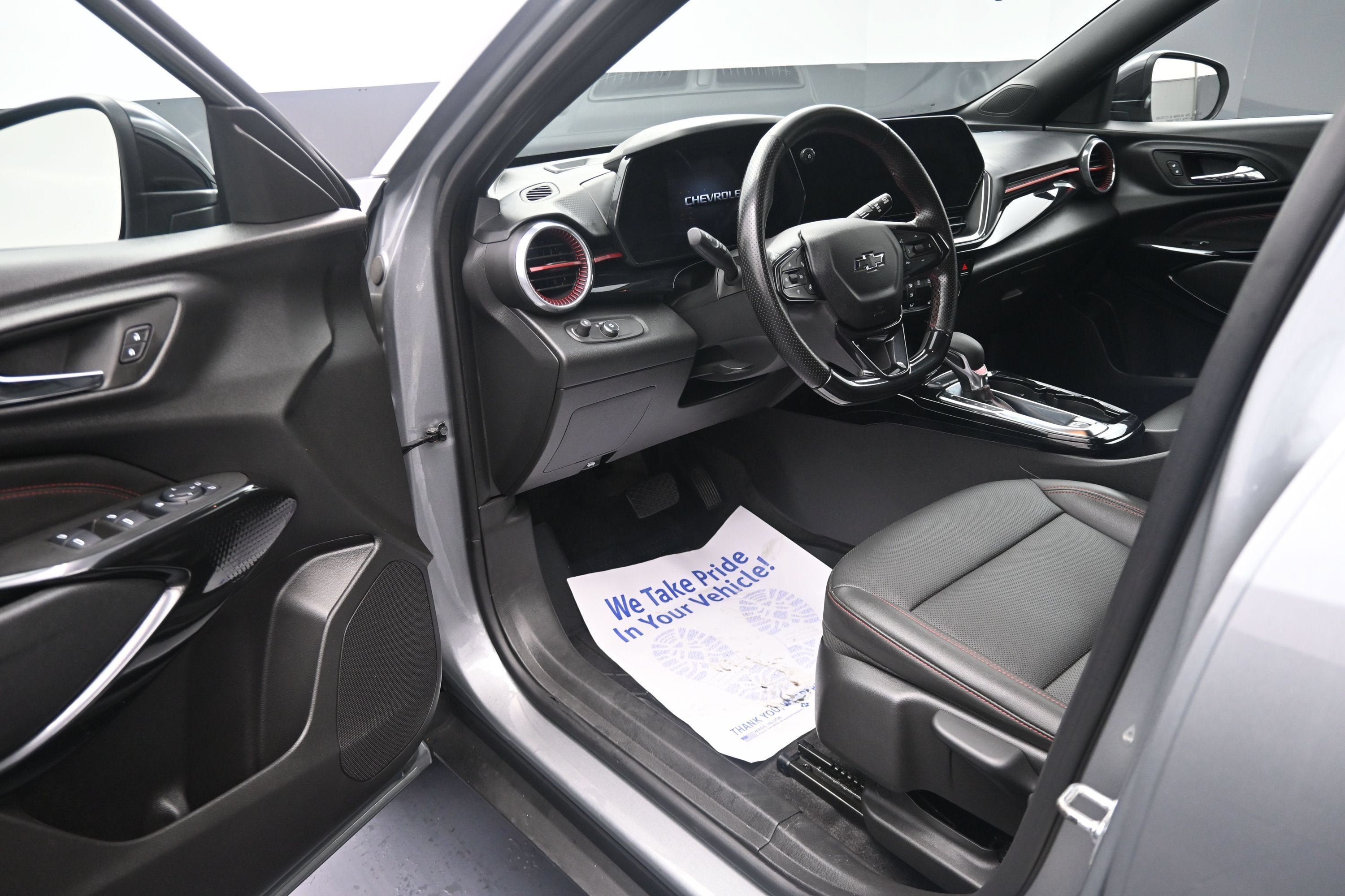 Used 2025 Chevrolet Trax RS w/ Sunroof Package FWD image 9