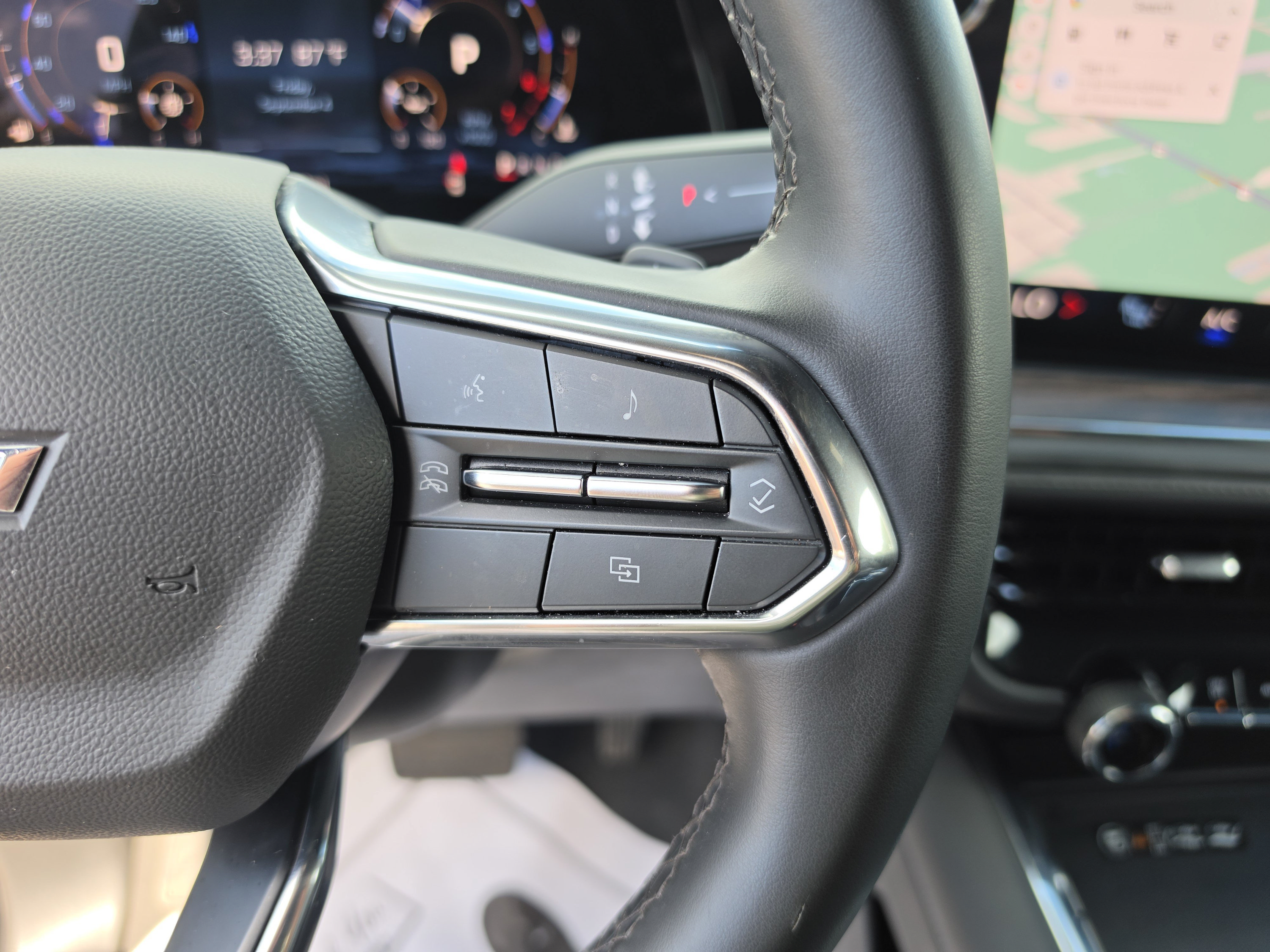 Used 2025 Chevrolet Suburban LT RWD image 36