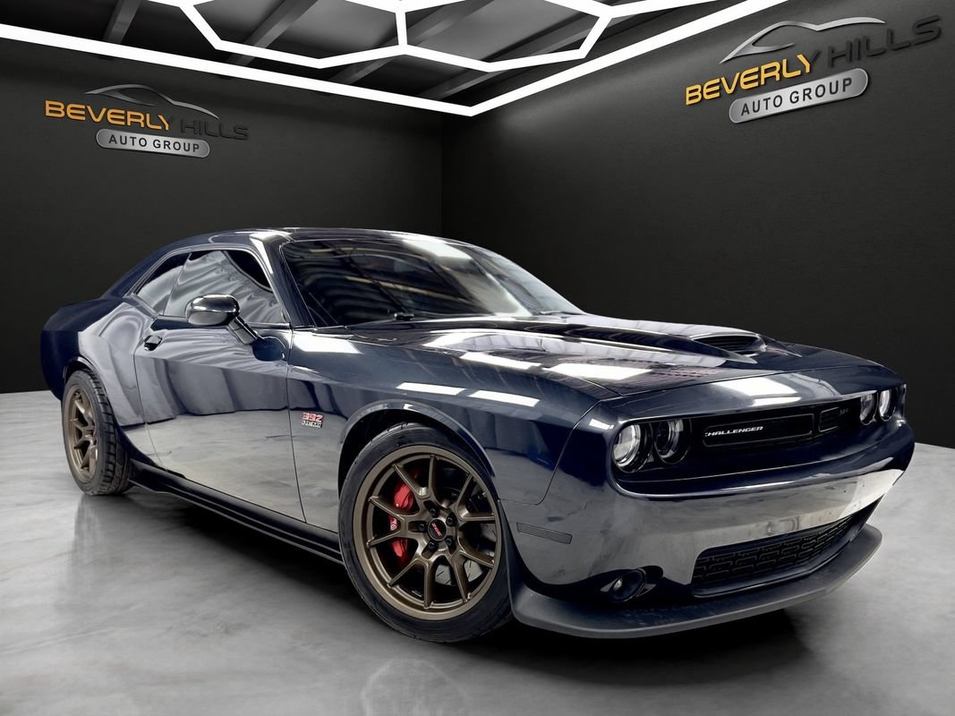 Used 2017 Dodge Challenger SRT w/ Technology Group RWD image 7