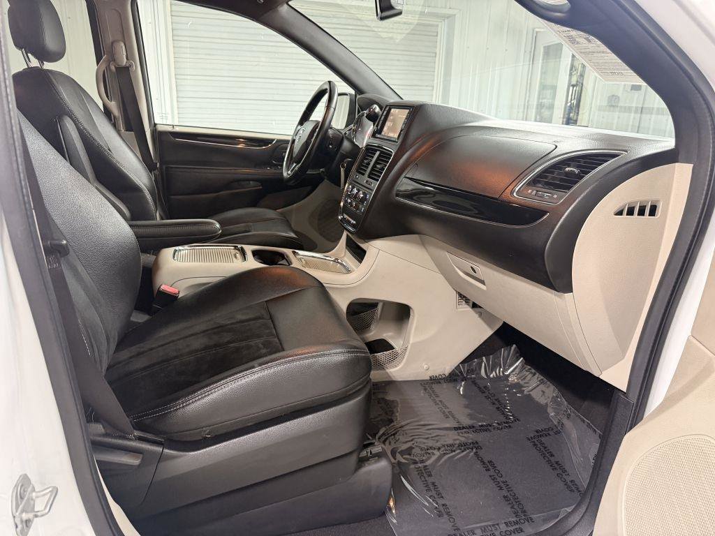 Used 2017 Dodge Grand Caravan SXT image 38
