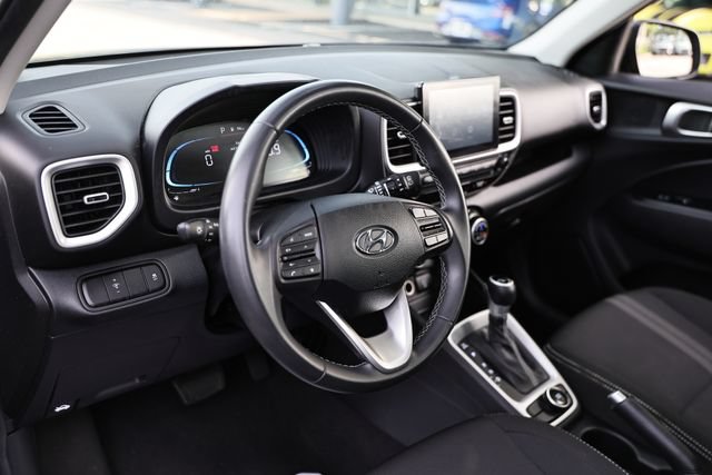 Used 2025 Hyundai Venue SEL FWD image 18
