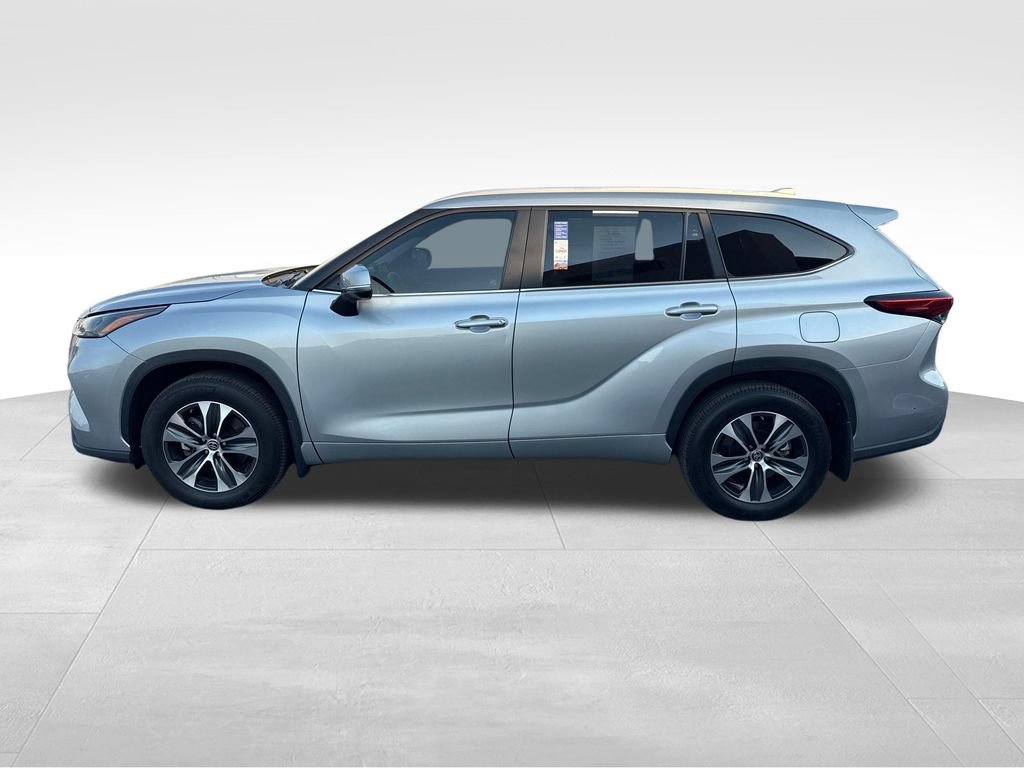 Used 2023 Toyota Highlander XLE AWD/4WD image 2