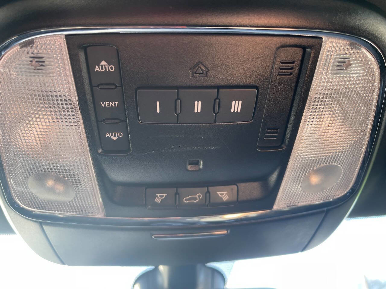 Used 2020 Jeep Grand Cherokee Limited AWD/4WD image 22