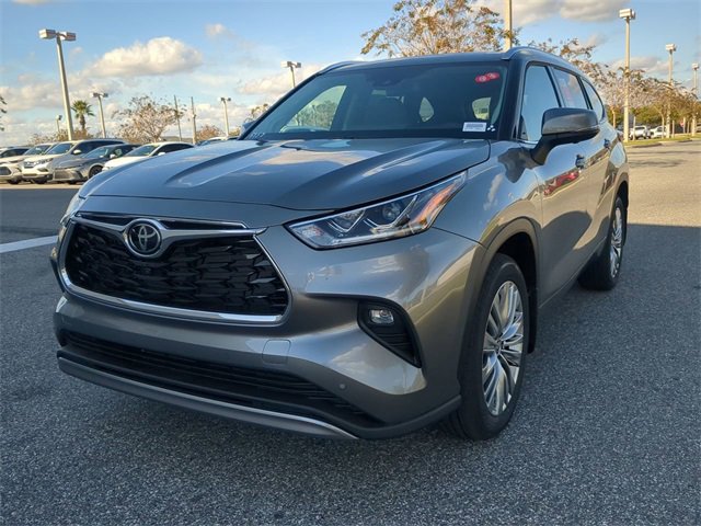 New 2026 Toyota Highlander Platinum image 8