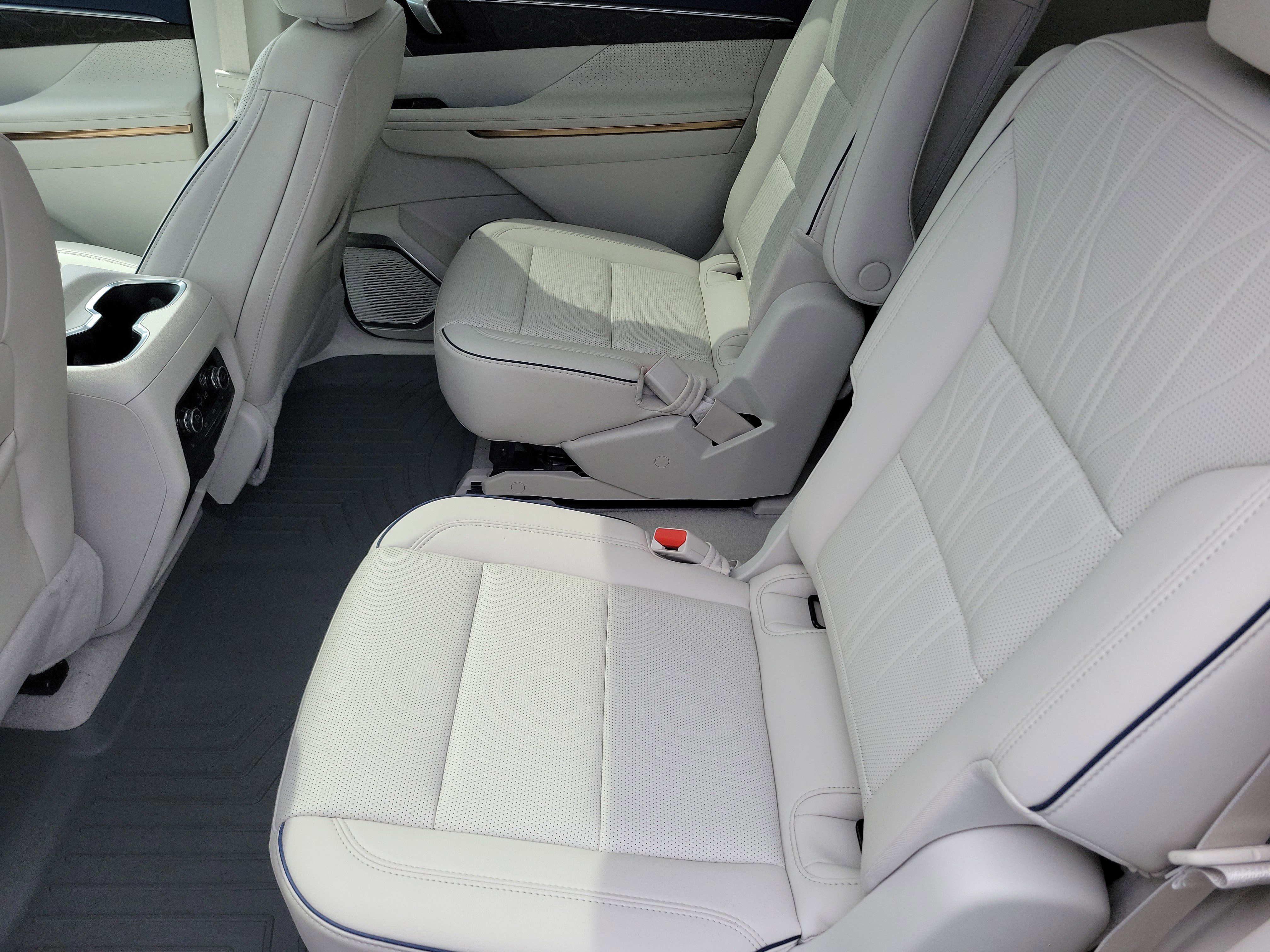 Used 2025 Buick Enclave Avenir FWD image 12