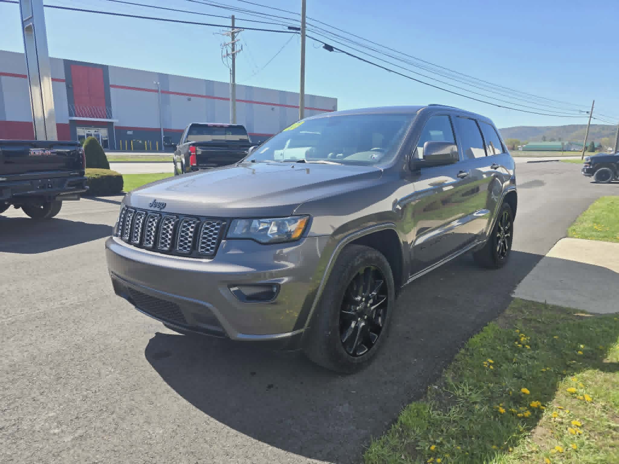 Used 2020 Jeep Grand Cherokee Altitude AWD/4WD image 8