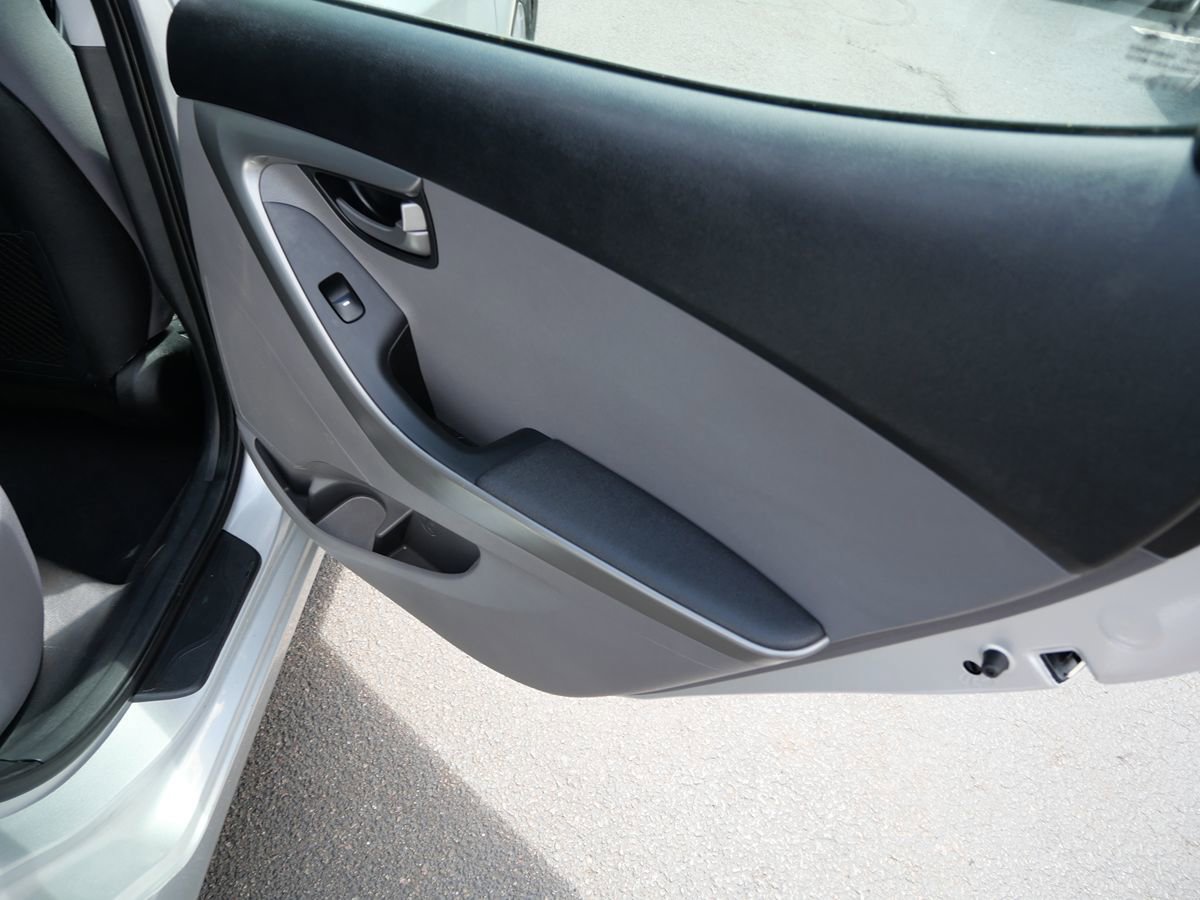 Used 2015 Hyundai Elantra SE FWD image 24