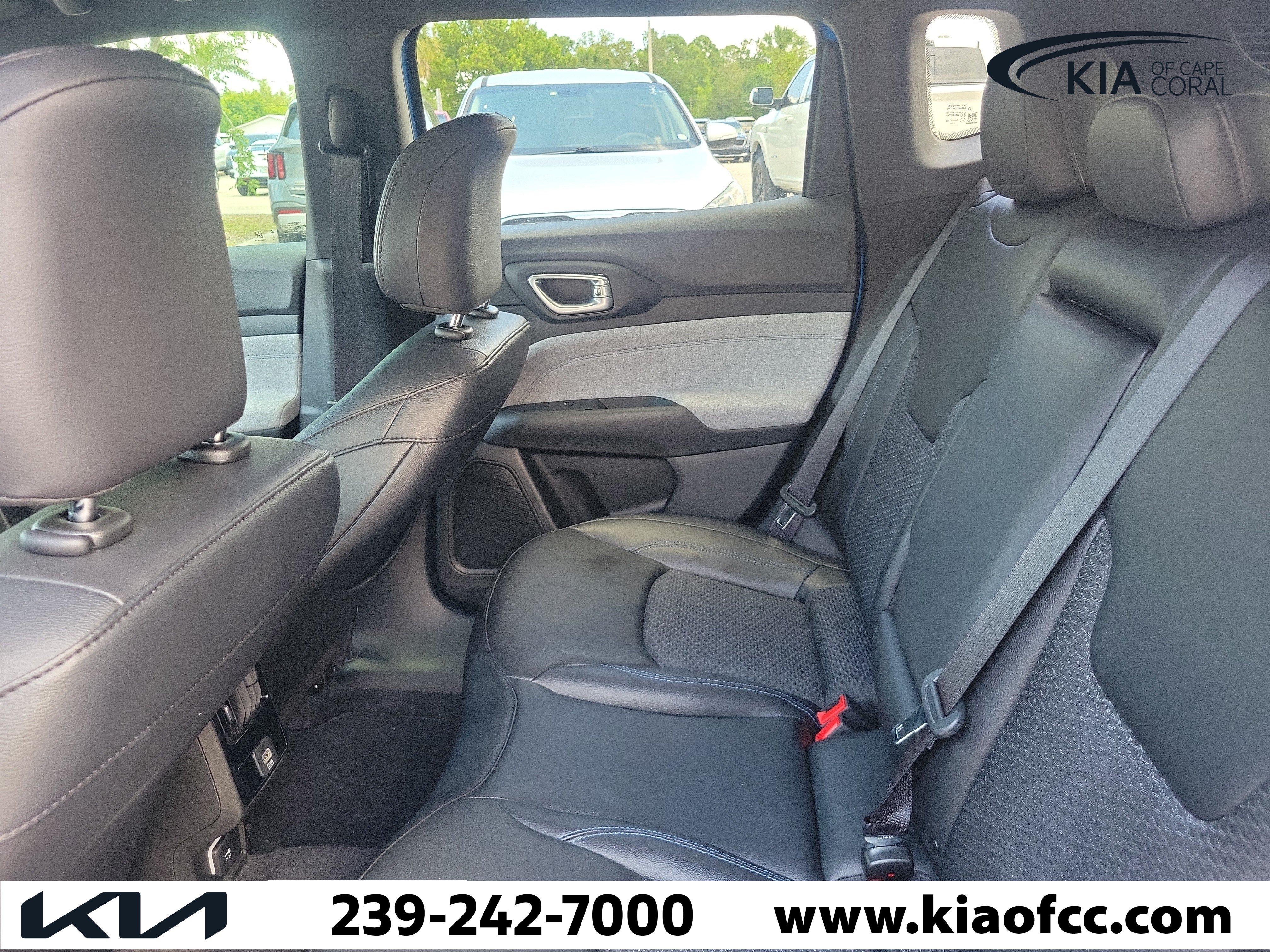 Used 2025 Jeep Compass Latitude AWD/4WD image 13