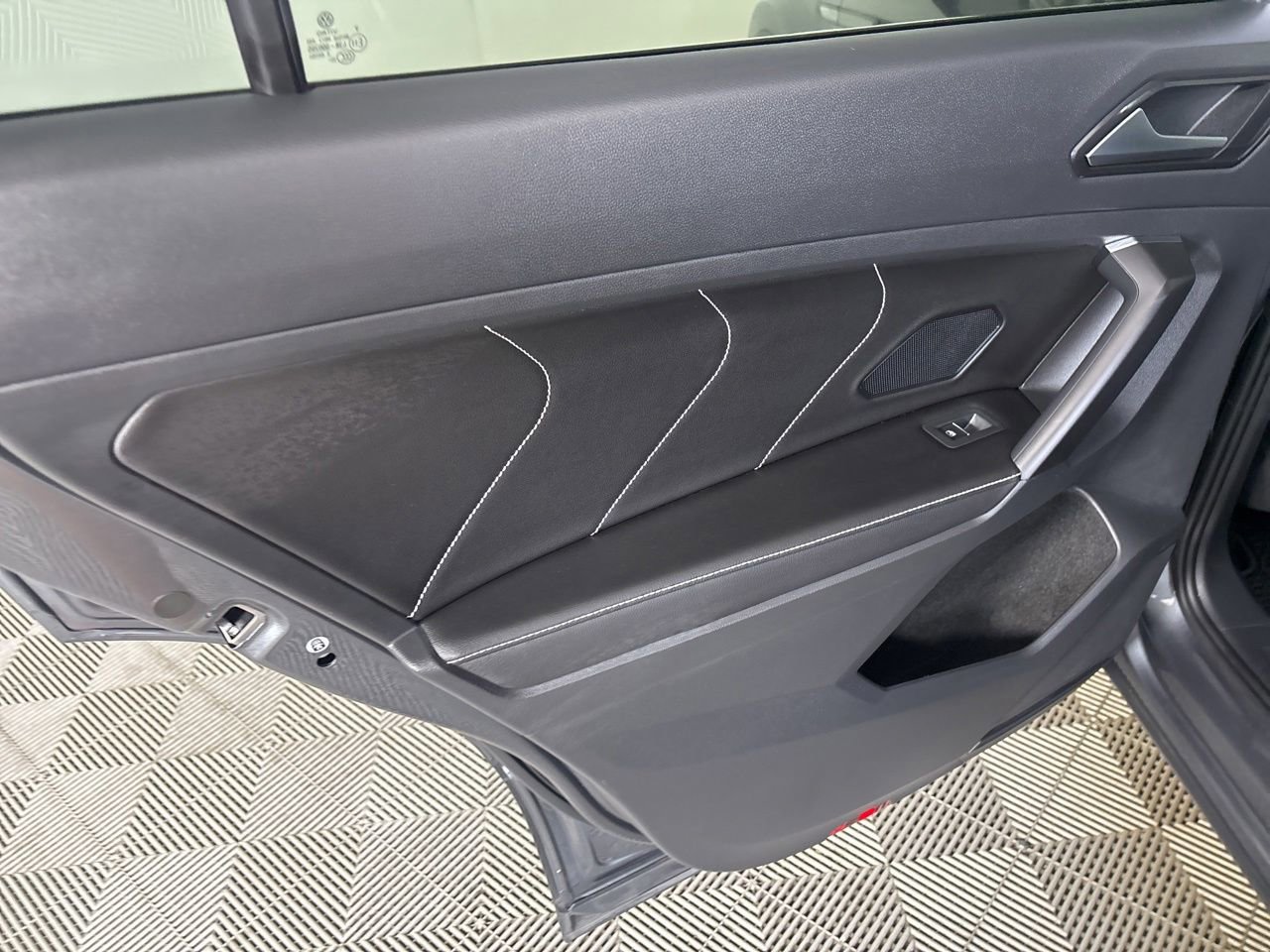 Used 2023 Volkswagen Tiguan SE w/ Panoramic Sunroof Package FWD image 20