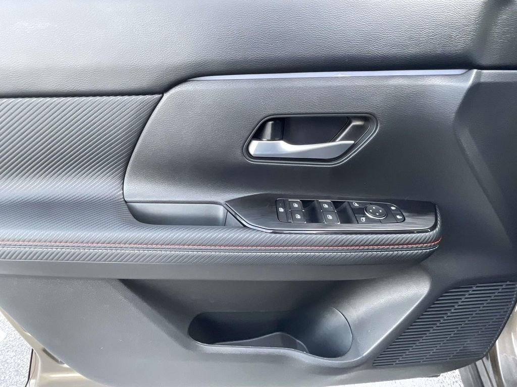 Used 2025 Nissan Kicks SR image 15