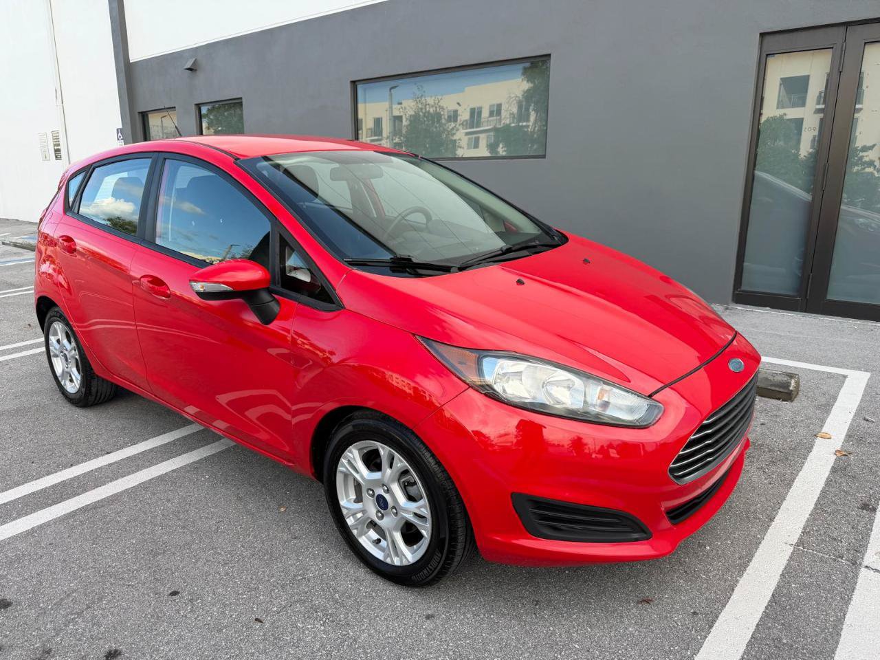 Used 2015 Ford Fiesta SE FWD image 2