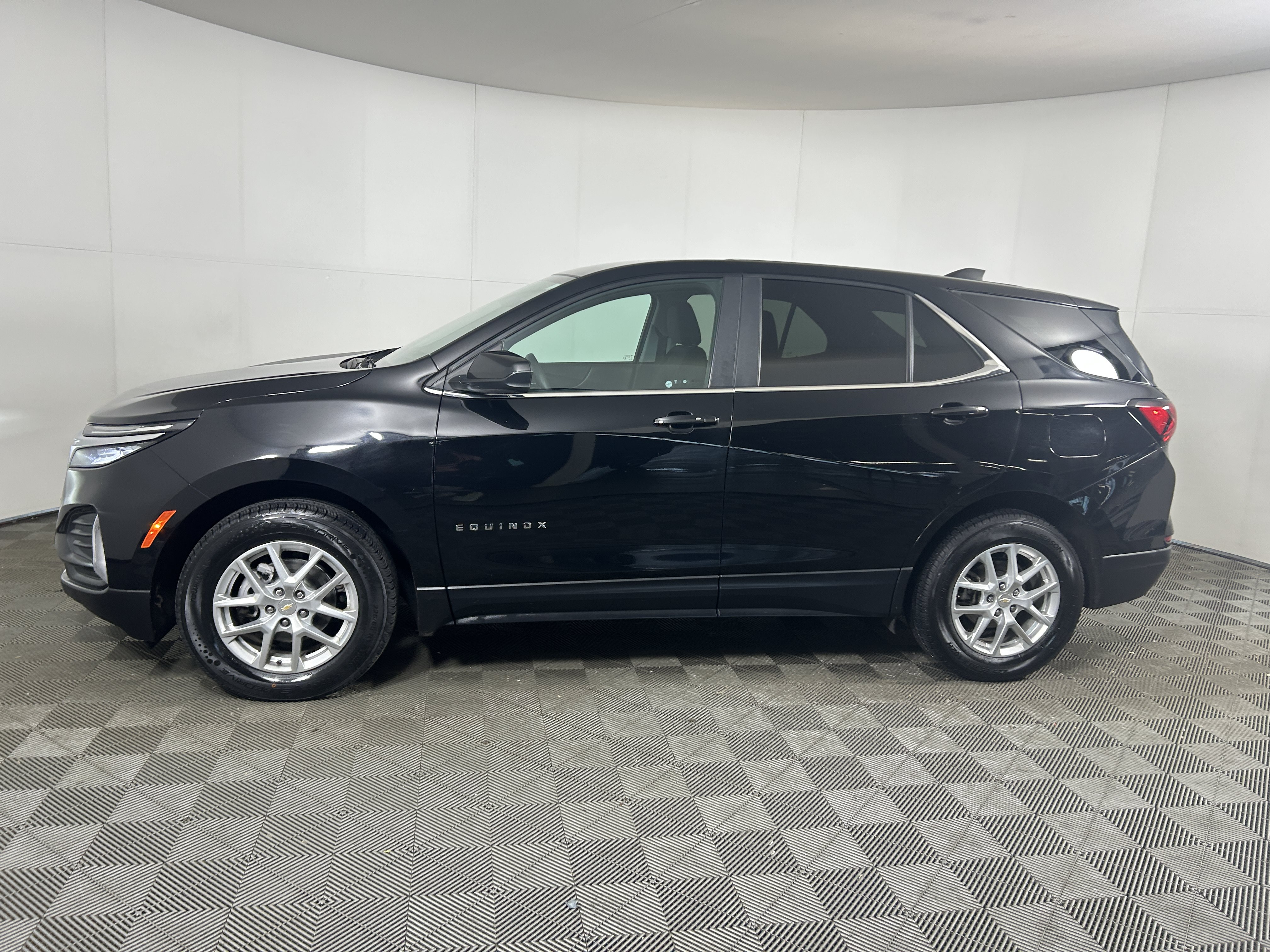 Used 2022 Chevrolet Equinox LT AWD/4WD image 2