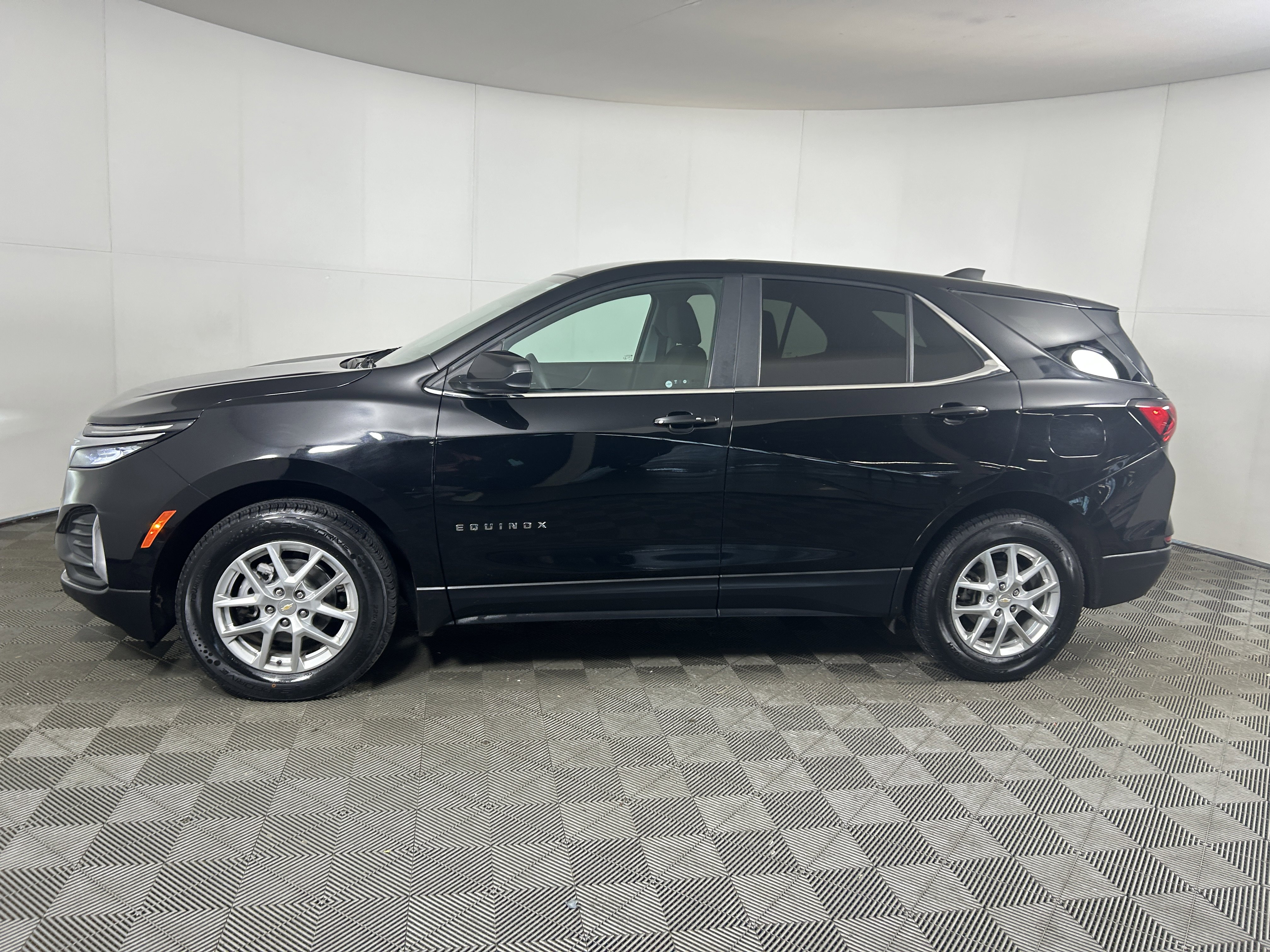 Used 2022 Chevrolet Equinox LT AWD/4WD image 2