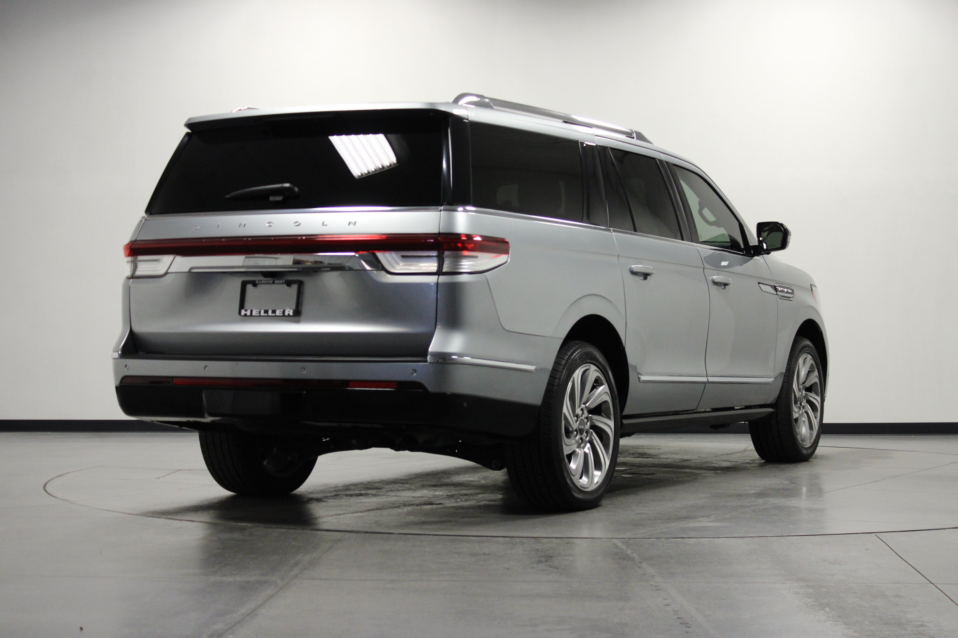 Used 2024 Lincoln Navigator L Reserve AWD/4WD image 4
