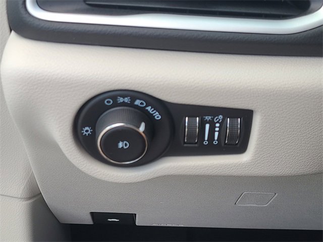 Used 2024 Chrysler Pacifica Touring-L image 28