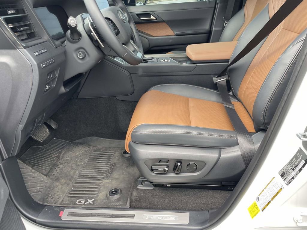 Used 2025 Lexus GX 550 w/ Accessory Package (2T) image 21