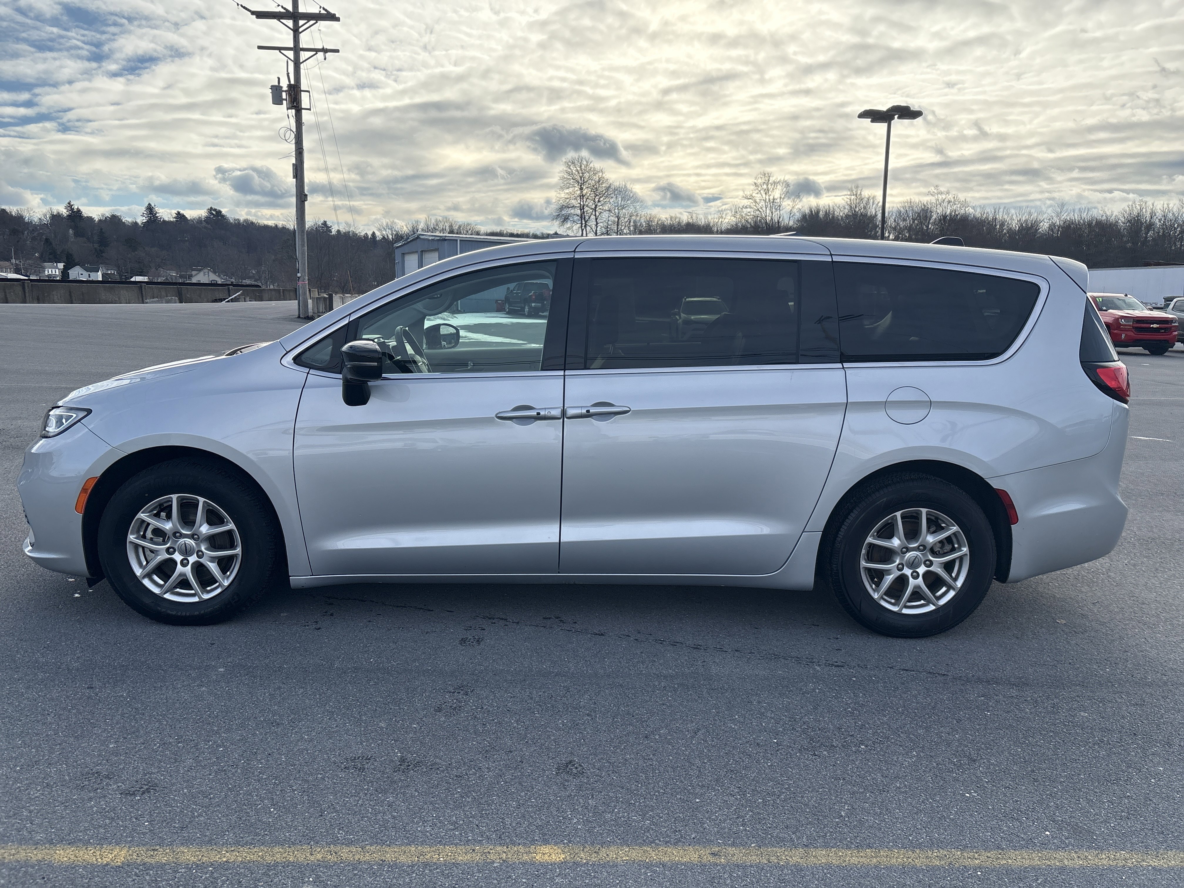 Used 2024 Chrysler Pacifica Touring-L image 7