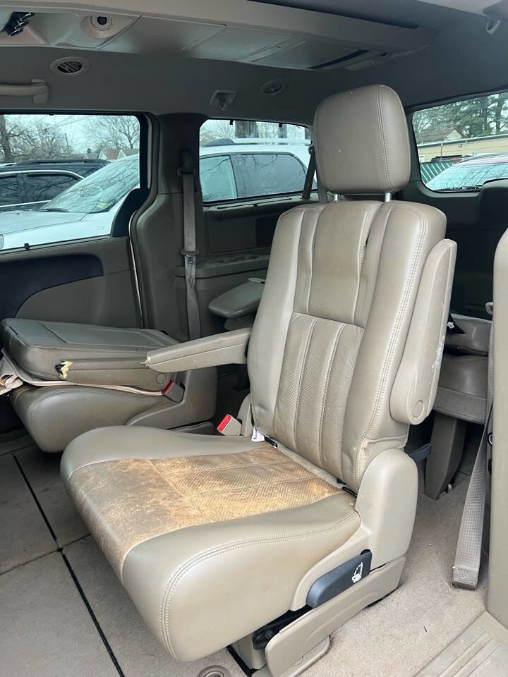 Used 2012 Chrysler Town & Country Touring-L w/ Entertainment Group #2 image 18