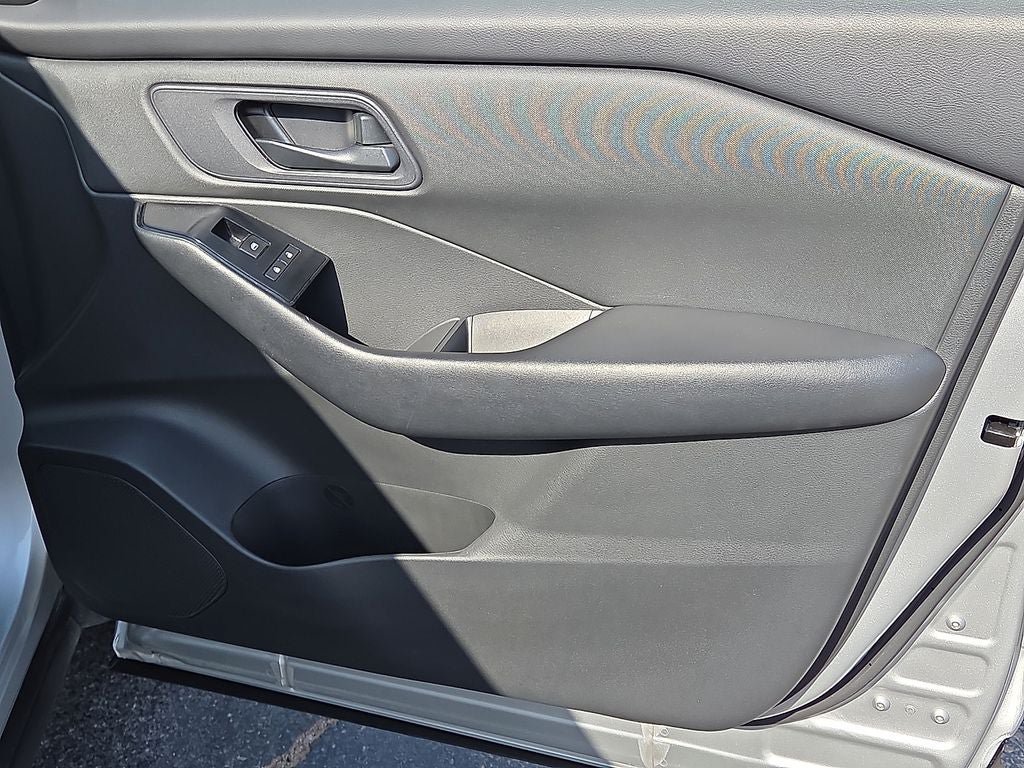 Used 2024 Nissan Rogue S AWD/4WD image 15